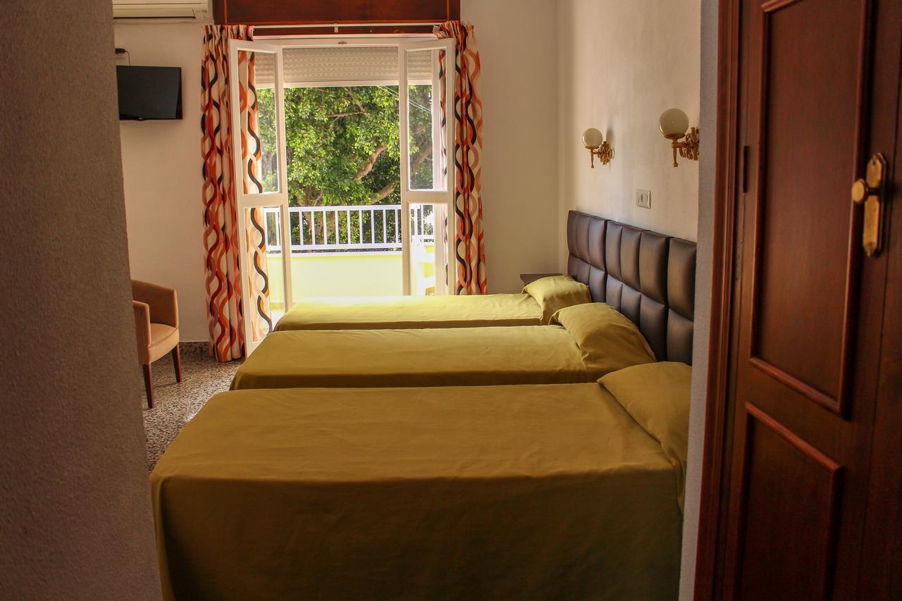 Hostal Esperanza Benajarafe Bagian luar foto
